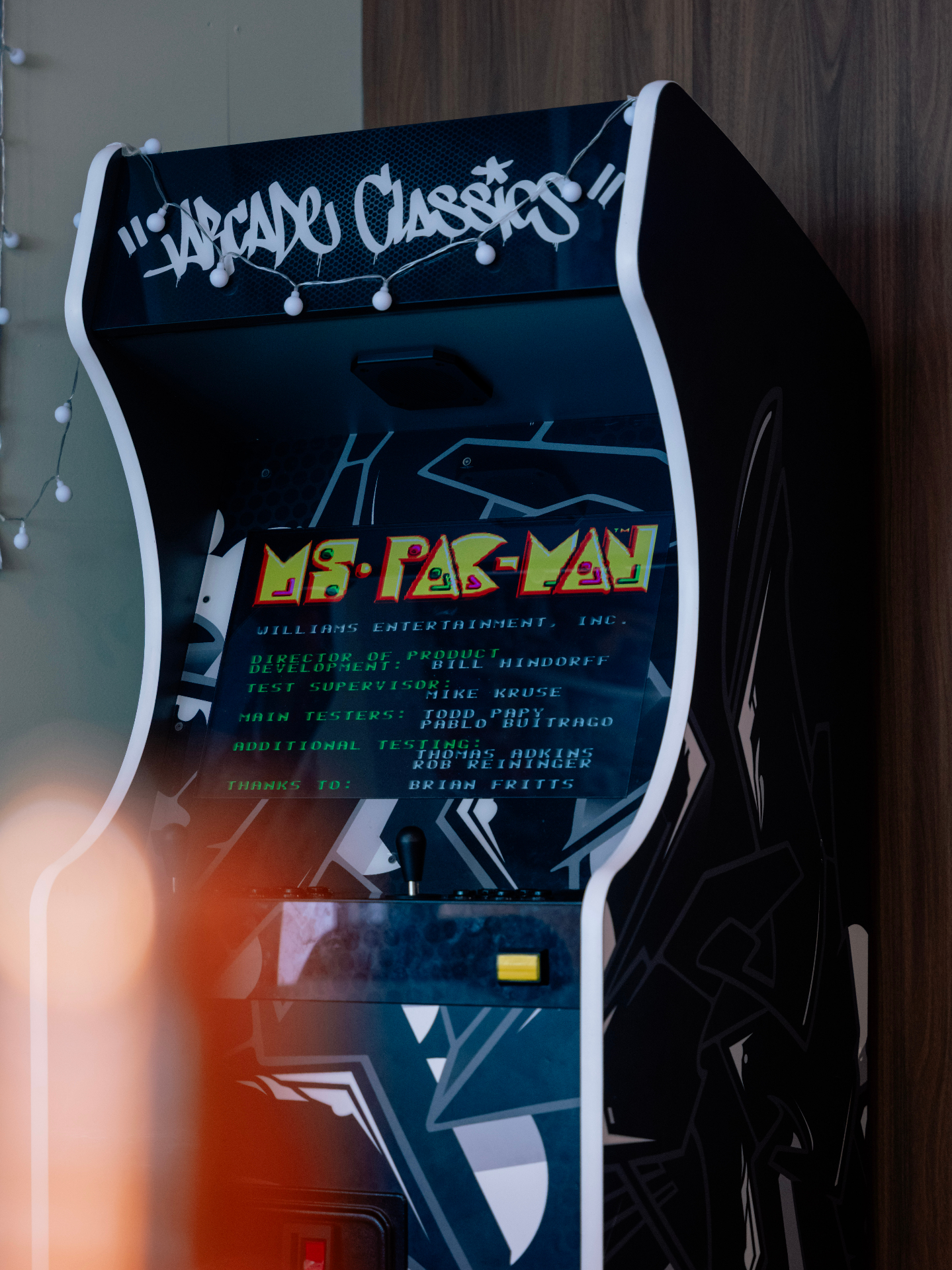 Borne d'arcade Ms Pac-Man dans le bar Chouette Club 90